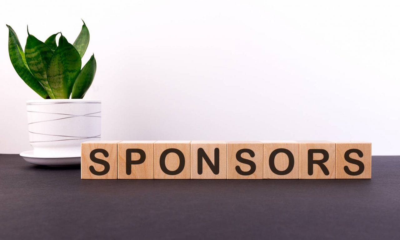 Aussi appelé sponsorisation, le sponsoring consiste à apporter une aide généralement financière à une entité, un événement ou à une personne physique. Il permet au sponsor de gagner en visibilité et en notoriété, à un coût nettement plus bas que des actions publicitaires. sponsoring Le sponsoring : une forme de marketing d'affinité Le sponsoring est une relation commerciale entre un sponsor et un tiers sponsorisé (une entité, une personne physique, une organisation ou un événement). Le sponsor apporte une aide financière, technologique, en nature ou des compétences en échange d'associations ou de droits pouvant être utilisés à des fins commerciales. De manière générale, le sponsoring demande de la visibilité afin d'accroître sa notoriété, en particulier auprès de l'audience du tiers sponsorisé. Si les avantages pour le sponsorisé sont évidents, celles du sponsor sont plus subtiles. Le sponsoring lui offre plus de visibilité et accroît sa notoriété, mais il contribue aussi à améliorer son image auprès du public et même en interne. Après tout, le sponsoring est une histoire de générosité, bien que calculée. Il s'inscrit en effet dans le cadre d'une stratégie de communication établie grâce à des études approfondies. De nos jours, les plus importantes formes de sponsoring se font dans le milieu sportif. Il est caractérisé par de très larges audiences et une visibilité médiatique de grande ampleur, et la concurrence y est rude. Le niveau de visibilité offert en échange sera proportionnel à l'aide apportée. Il n'est pas rare que le sponsoring d'événements sportifs d'envergure internationale se chiffre en centaines de millions d'euros par an. Des sommes que seuls des géants tels que Rolex, Nike ou Coca-Cola peuvent se permettre.
