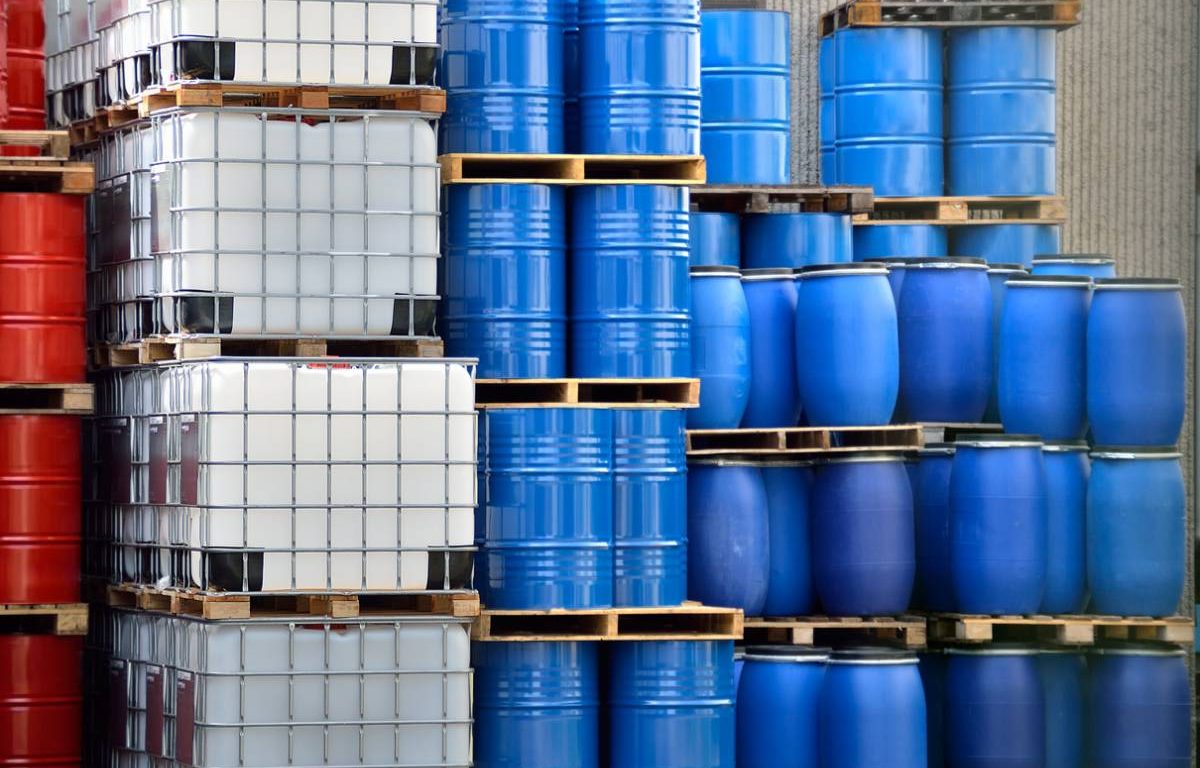 Stockage et manutention : l'utilité des bacs de rétention en plastique