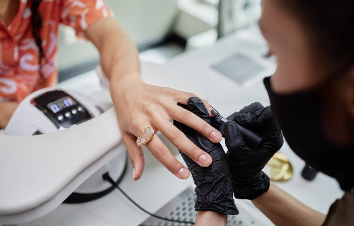 Formation pour devenir styliste ongulaire : par où commencer ?