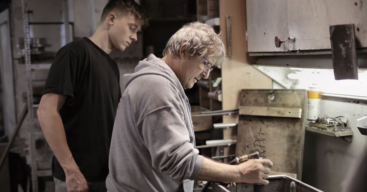 Employeur et alternant comparant un contrat d'apprentissage et un contrat de professionnalisation