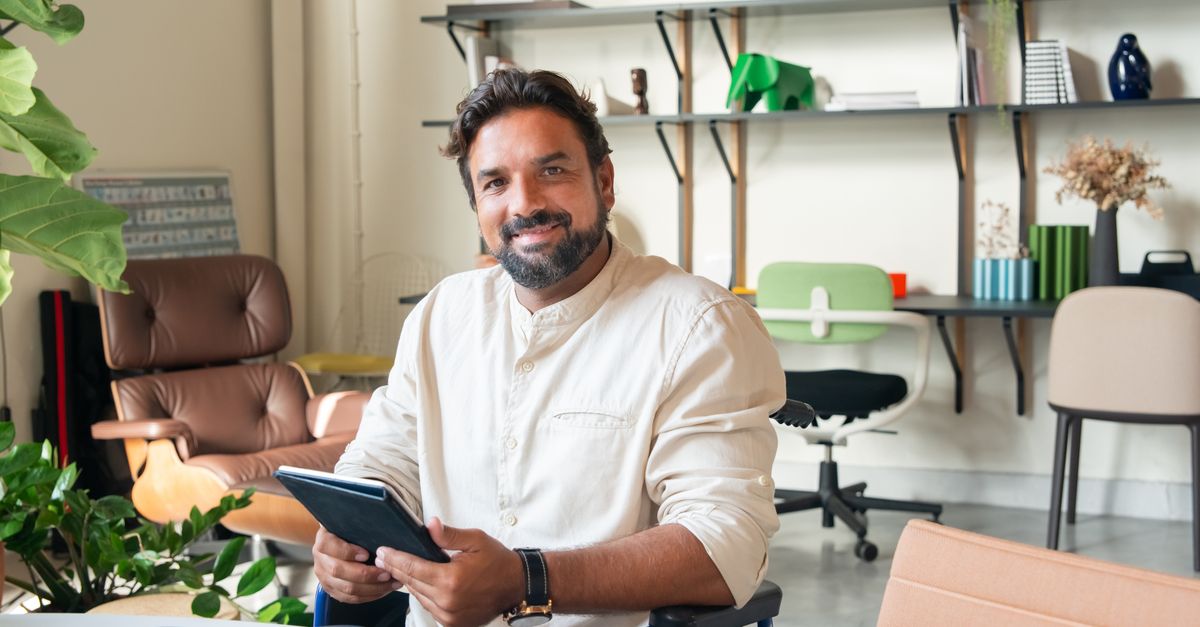 Entrepreneur en situation de handicap travaillant sur son projet d'entreprise