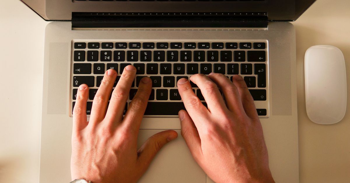 Rédacteur travaillant avec un assistant IA générative pour du contenu marketing