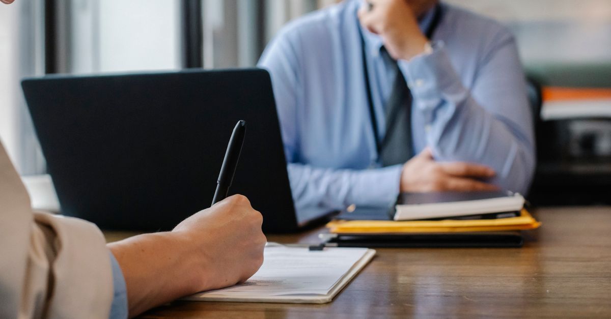 Recruteur analysant des CV sur ordinateur avec un logiciel de tri de candidatures