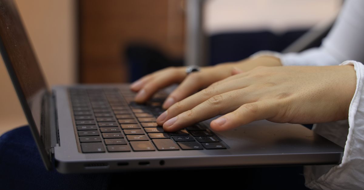 Personne en reconversion professionnelle apprenant un métier du numérique sur un ordinateur portable