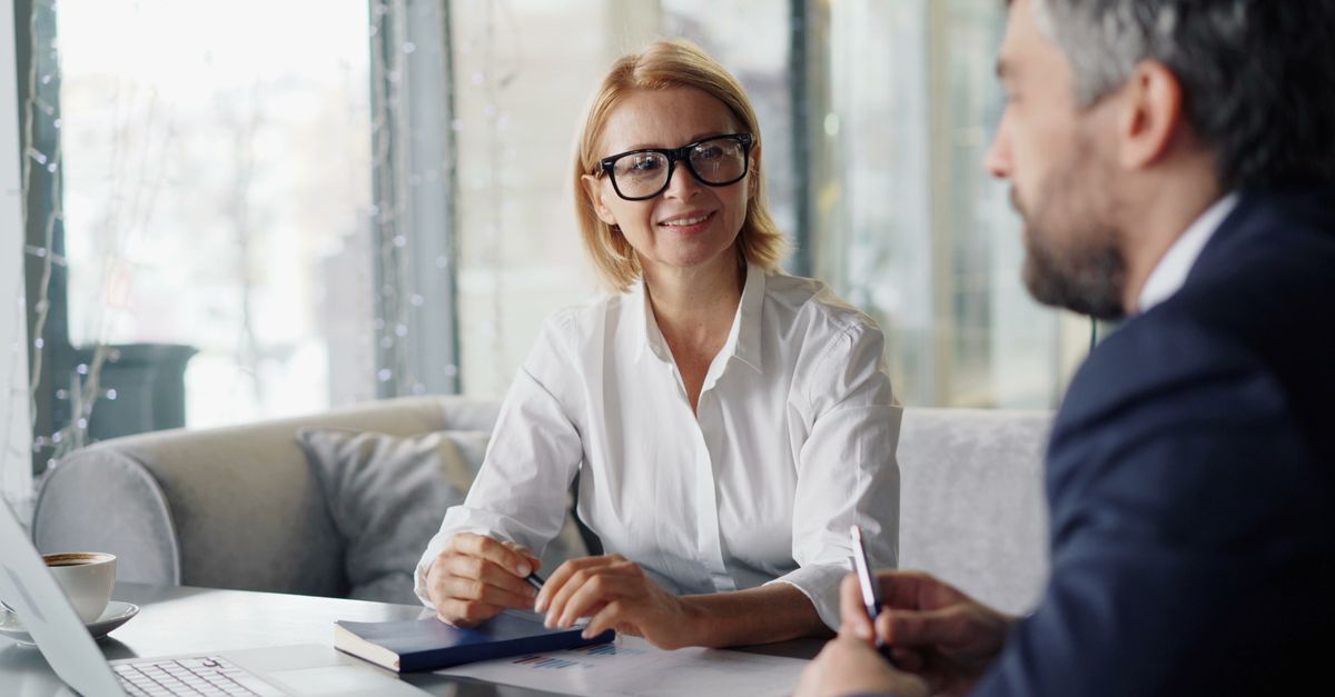 Femme entrepreneure en réunion de travail avec sa conseillère pour financer la création de son entreprise