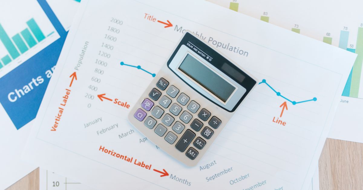 Calculatrice et graphiques posés sur un bureau pour illustrer le calcul du coût d'acquisition client