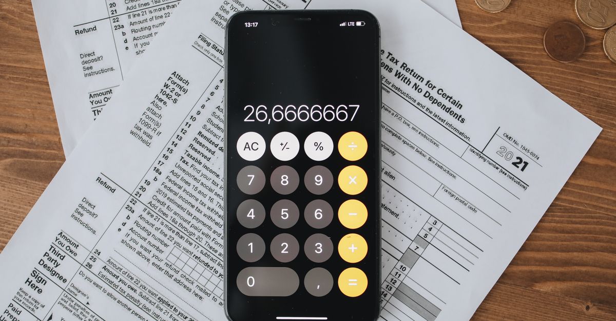 Dirigeant analysant un avis de CVAE et un calendrier fiscal sur son bureau