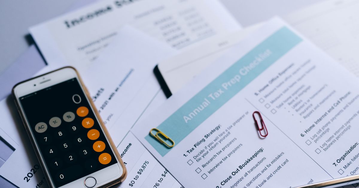 Documents comptables et calculatrice pour distinguer les régimes fiscaux BIC et BNC