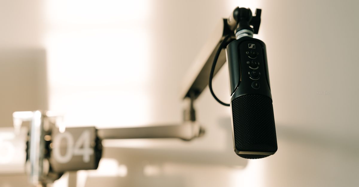 Micro USB et casque audio posés sur un bureau pour l'enregistrement d'un podcast d'entreprise