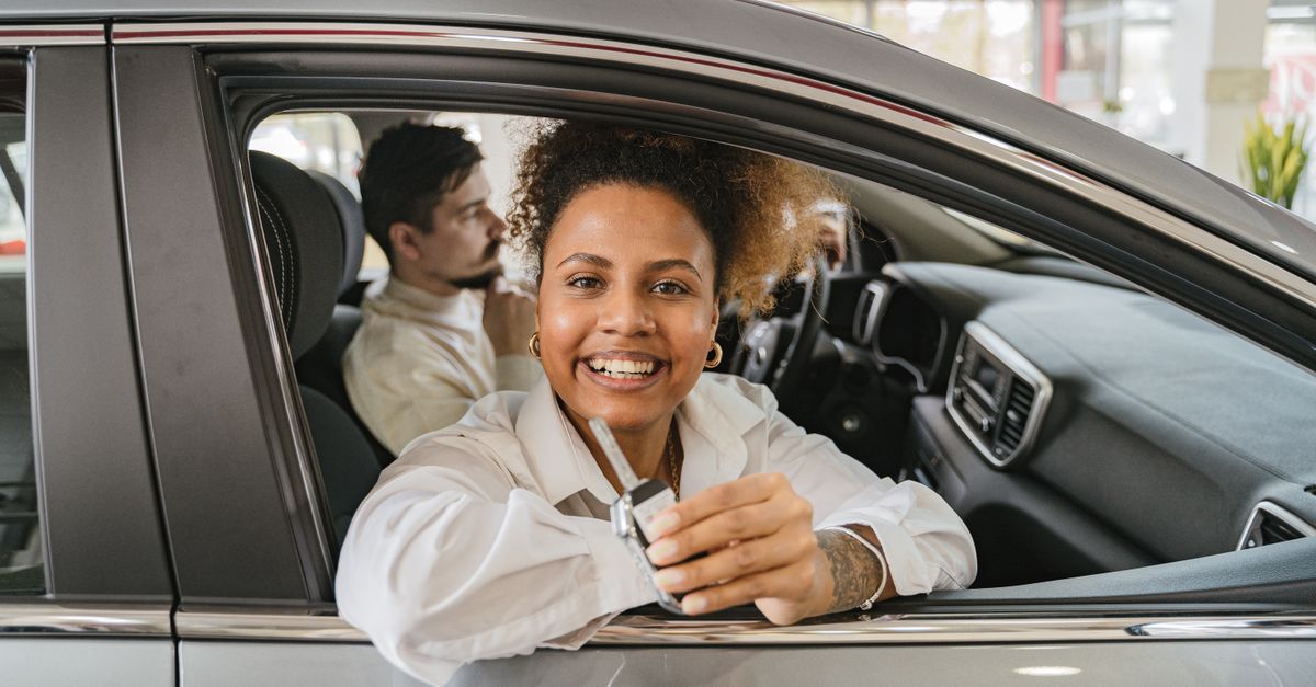 Clés de voiture posées à côté d'une perceuse et d'un ticket de parking, symboles de la location de biens entre particuliers