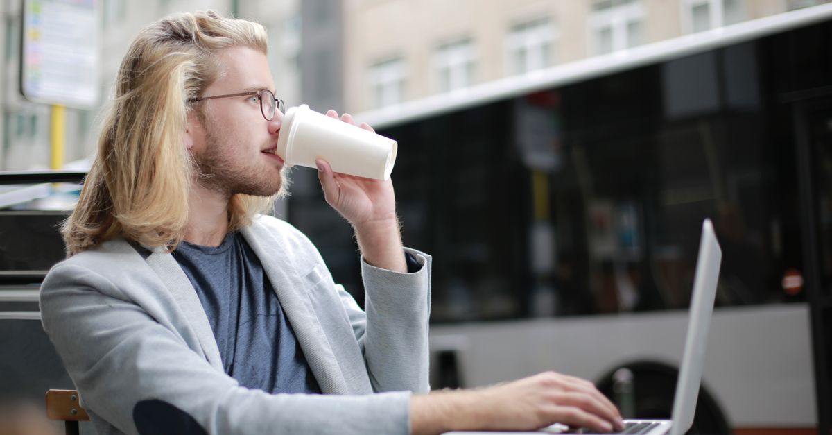 Freelance travaillant sur son ordinateur portable pour décrocher une mission via une plateforme en ligne