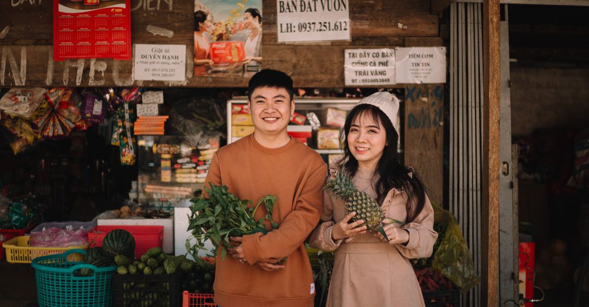 Couple de commerçants travaillant ensemble derrière le comptoir de leur boutique