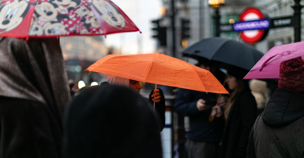 Un parapluie rouge se distingue au milieu d'une foule de parapluies noirs, image de l'USP qui différencie une offre de ses concurrents