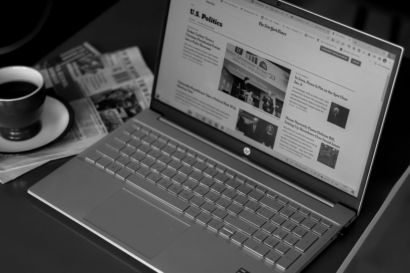 Poste de travail avec plusieurs sources d'information ouvertes à l'écran