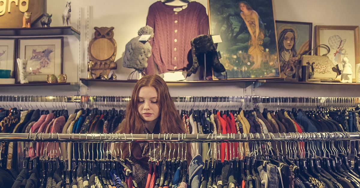 Vêtements pliés prêts à être photographiés pour une vente sur Vinted