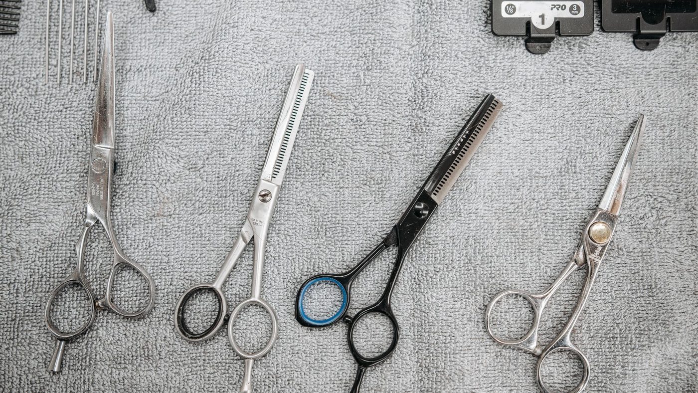 Ciseaux de coiffure professionnels et peignes disposés sur une table