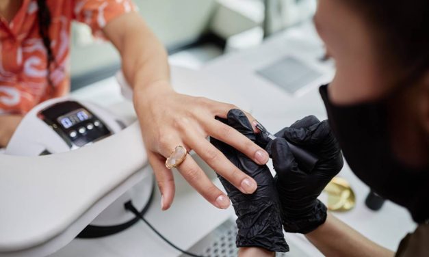 Formation pour devenir styliste ongulaire : par où commencer ?